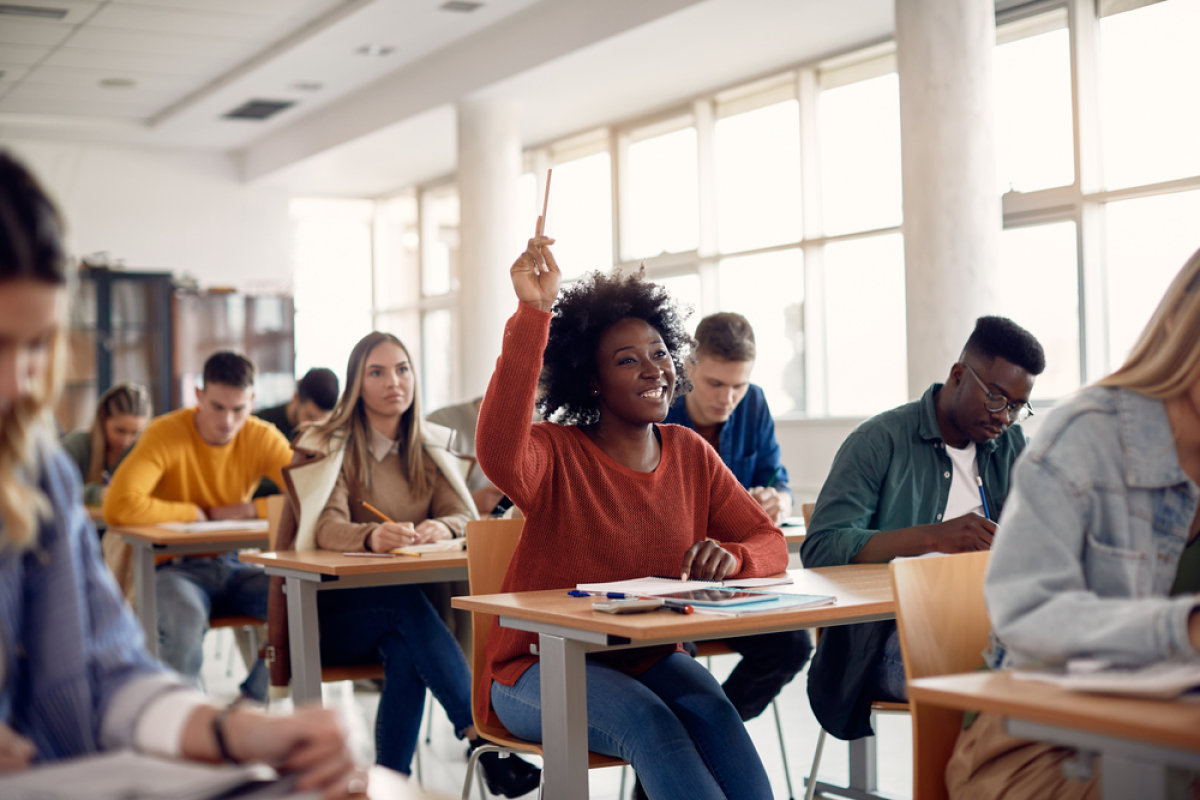 vivre à Talence – une étudiante lève la main en cours