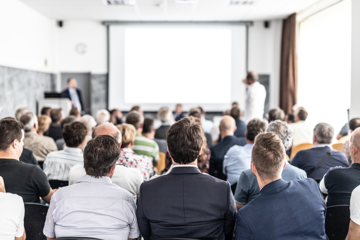 Salon de l’immobilier Bordeaux 2023 – des personnes assises face à un écran de présentation dans une salle de réunion