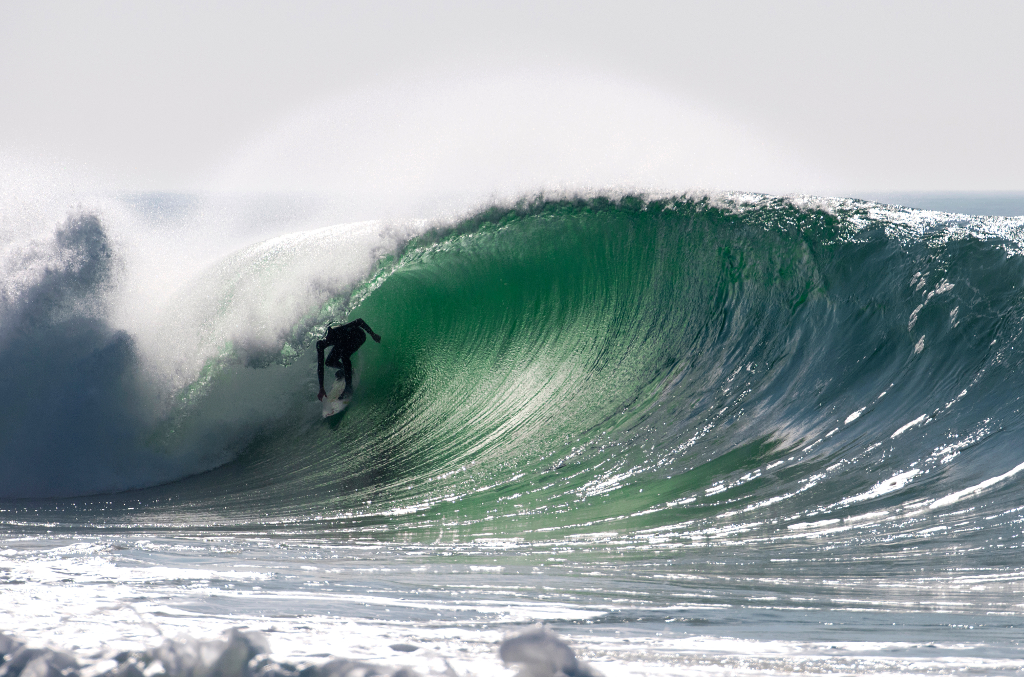 Un surfeur landais surfe un rouleau