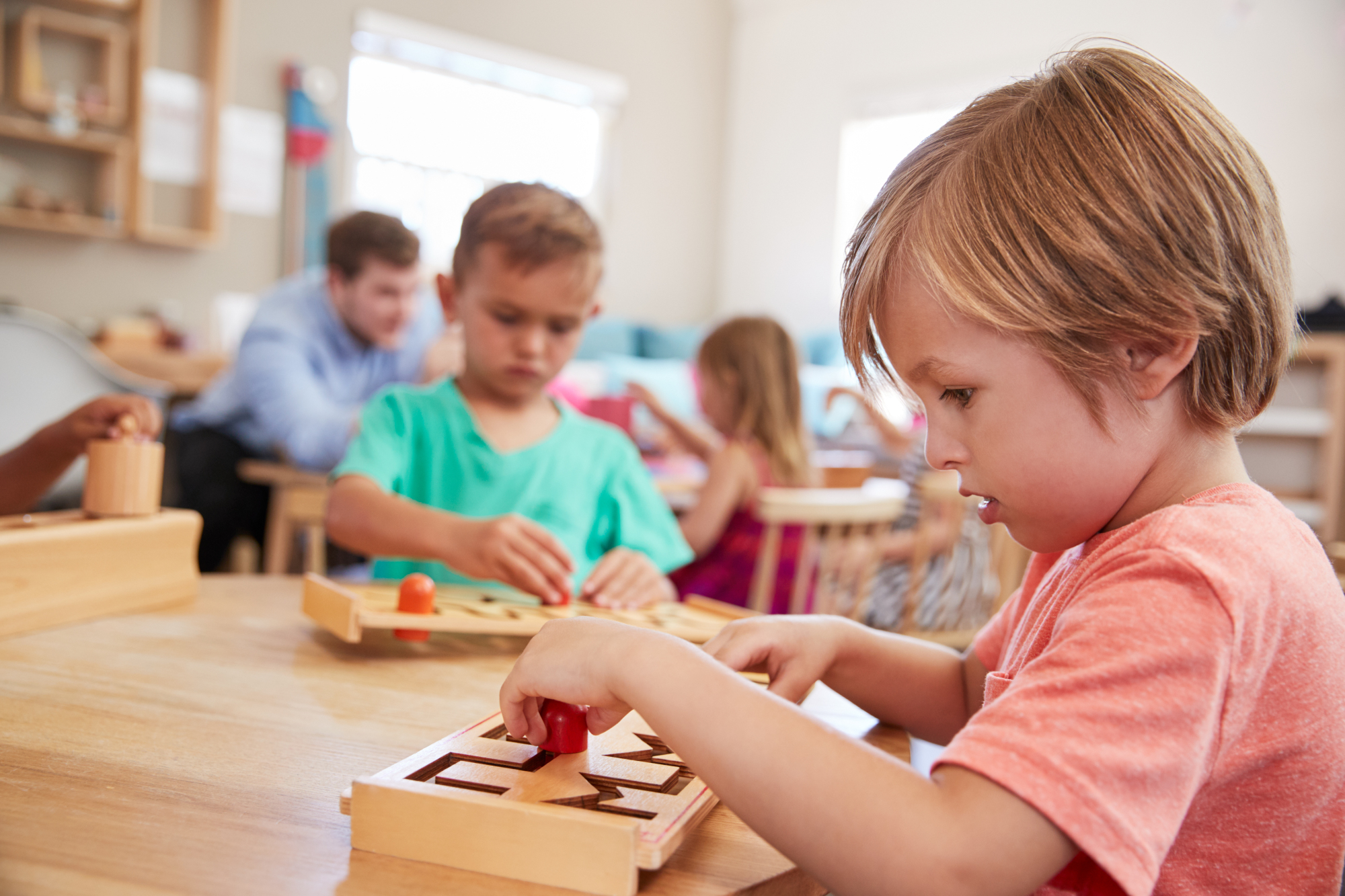 Un enfant en train de faire un jeu ludique en salle de classe