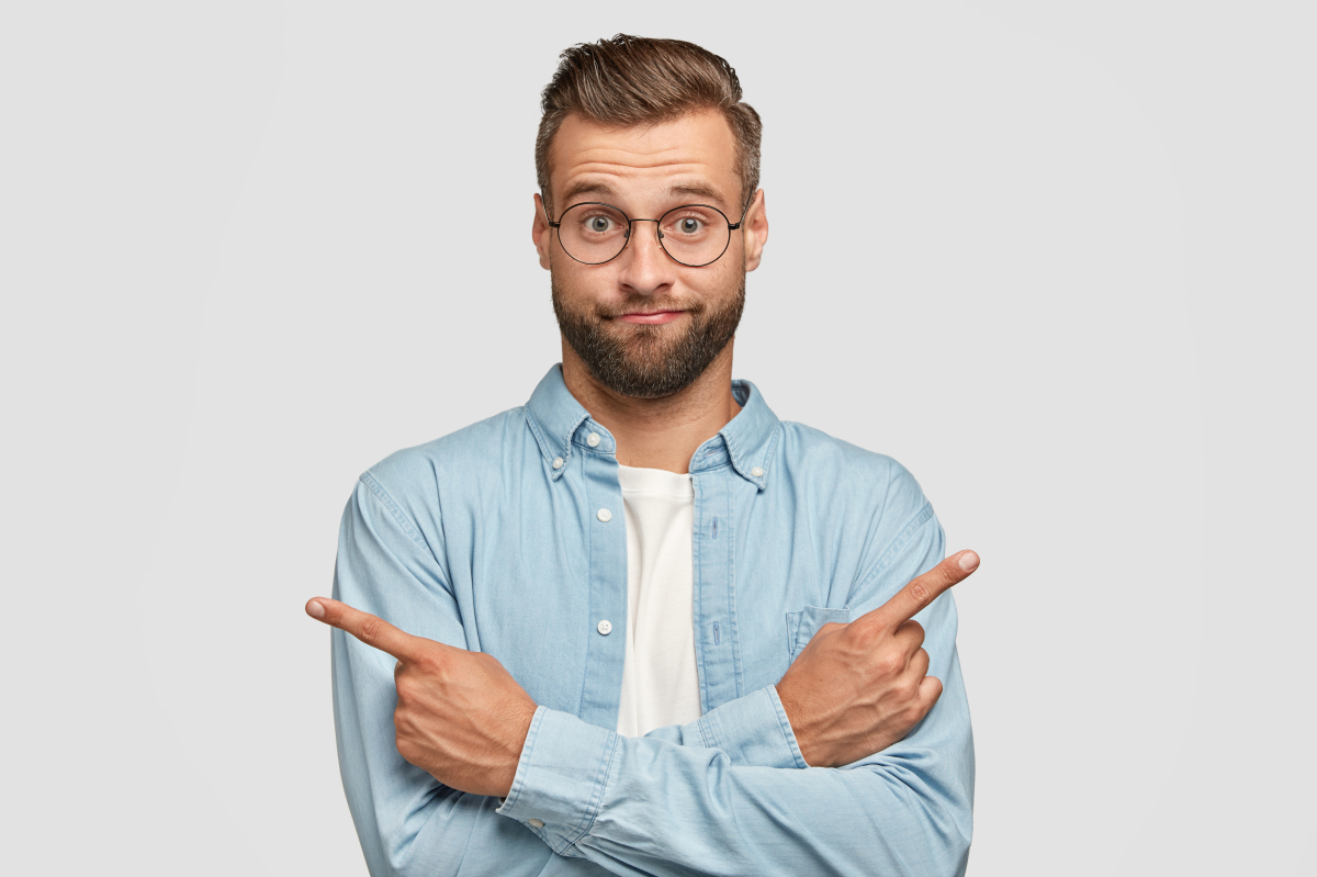 un homme avec les bras croisés montre la droite et la gauche avec un air interrogateur