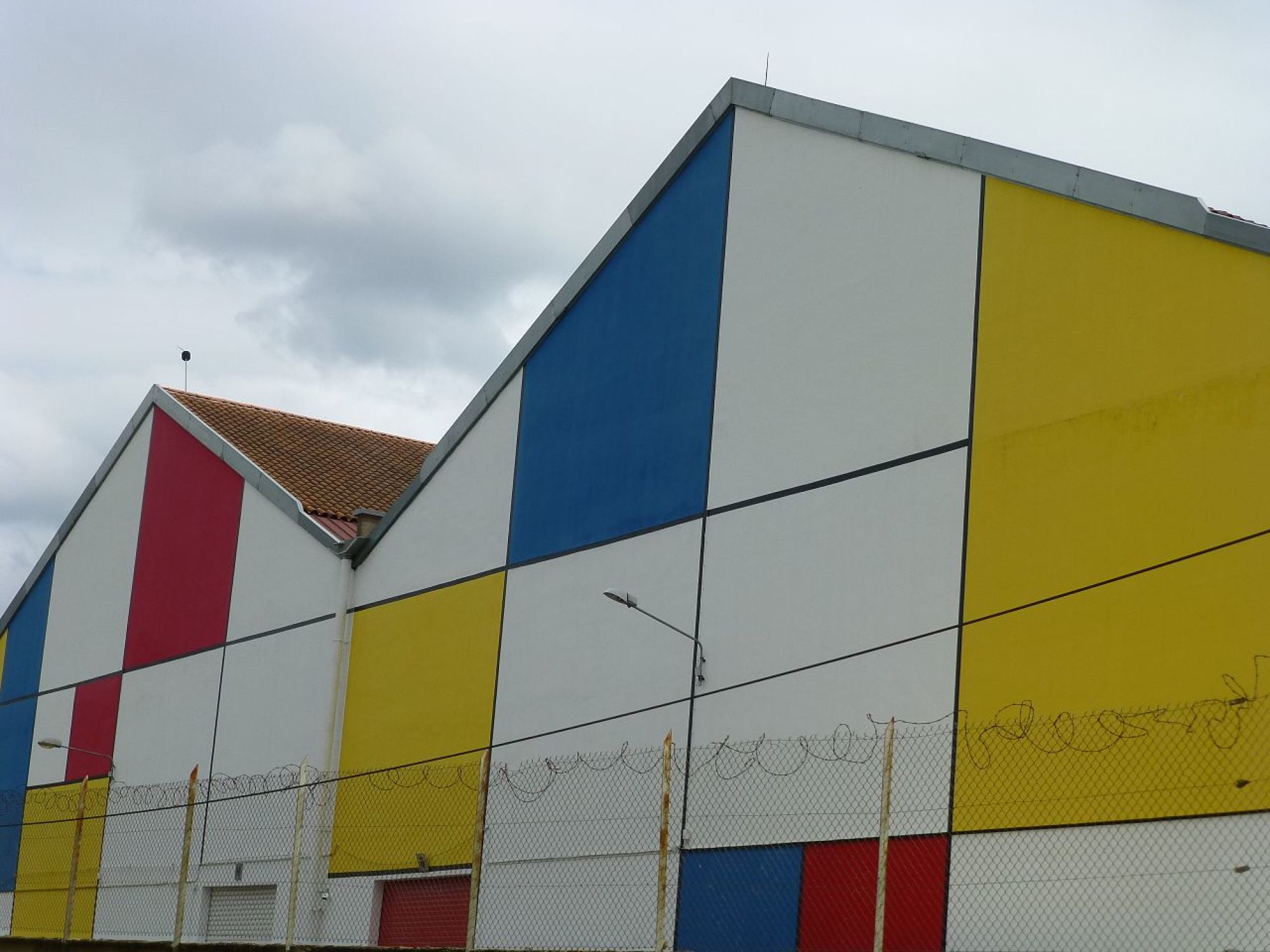 Les deux grands hangars de la Cité Bleue