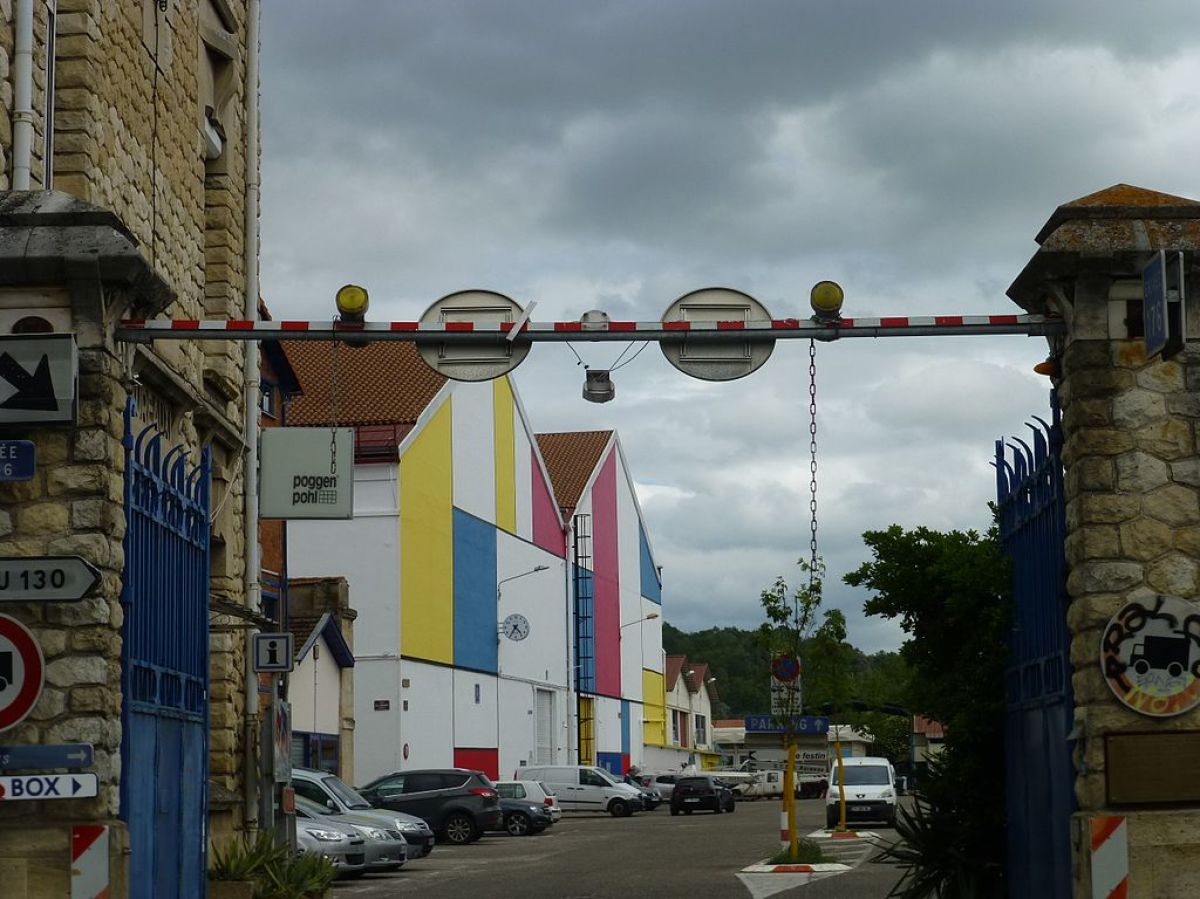 La Cité Bleue est née de la volonté de créer un lieu fédérateur pour le quartier de Bacalan La Cité Bleue Bordeaux — Le Portail d’entrée de la Cité Bleue côté rue