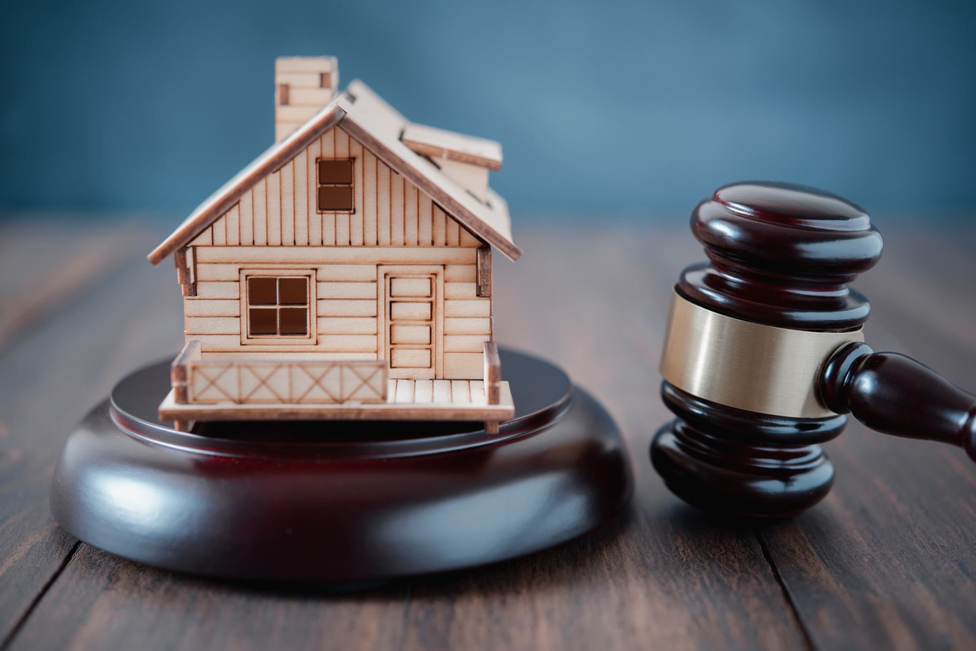 une maison de bois sur le socle d'un marteau de justice