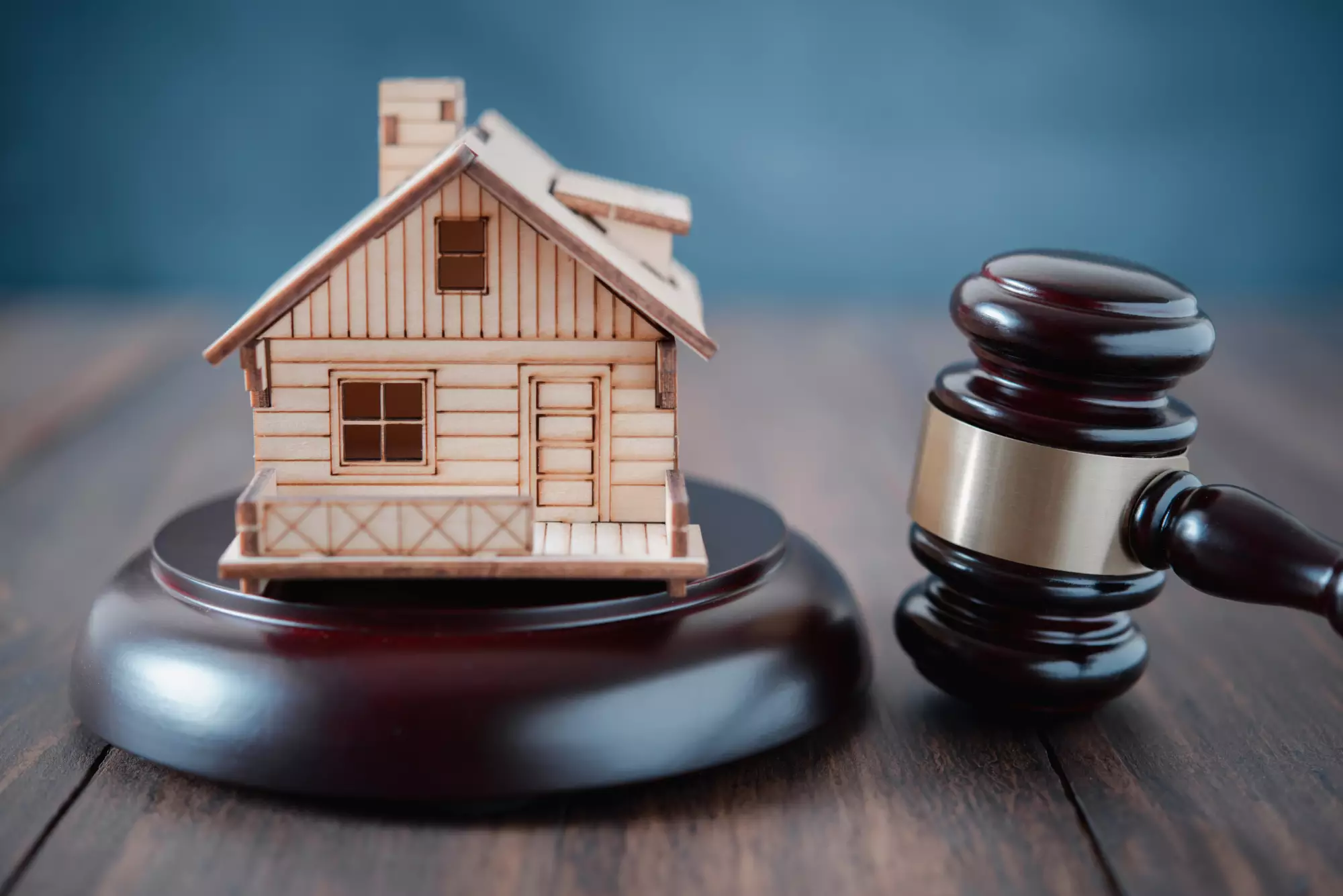une maison de bois sur le socle d'un marteau de justice