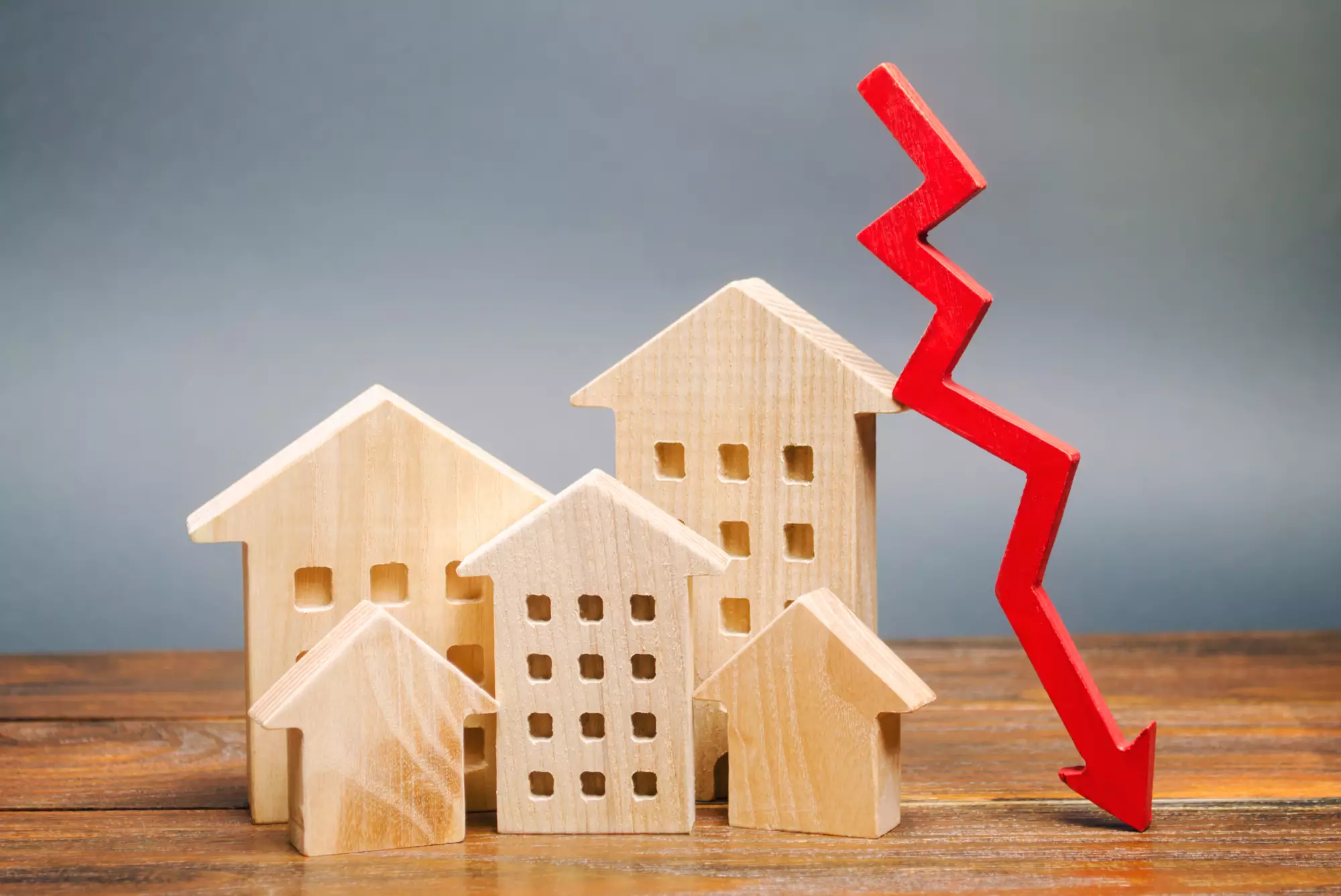des immeubles de bois et une flèche rouge qui pointe vers le bas