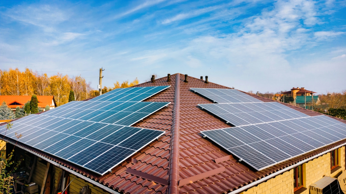 un toit de maison avec des panneaux solaires