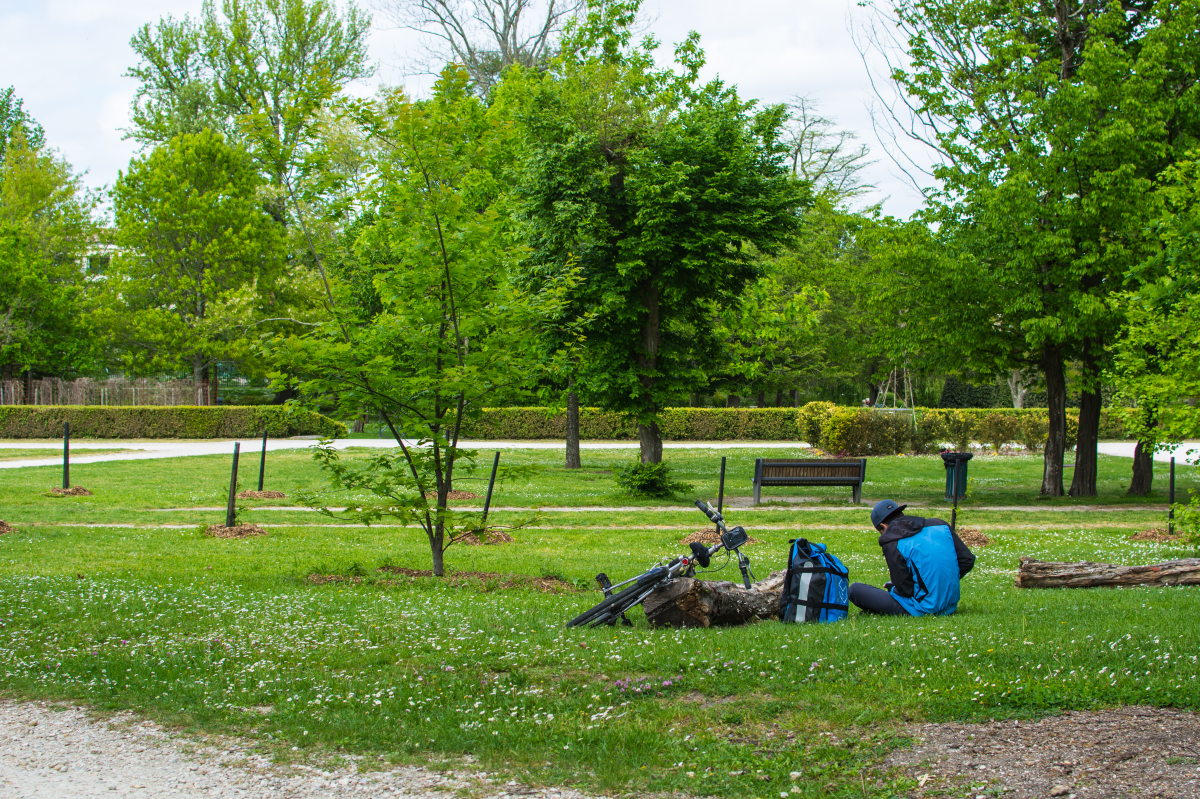 le parc Peixotto est le plus grand espace vert de la commune de Talence. un livreur en pose sur le gazon du parc Peixotto
