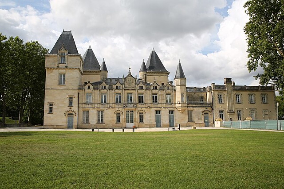 le chateau de Thouars est le plus ancien édifice de Talence. chateau de Thouars depuis la route