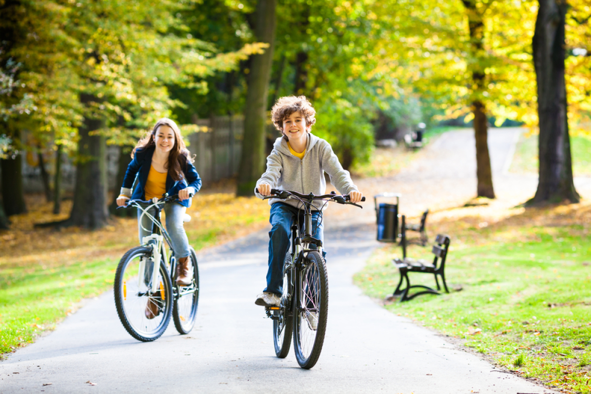 bordeaux rachète l’île d’arcins – deux jeunes vont du vélo dans un parc