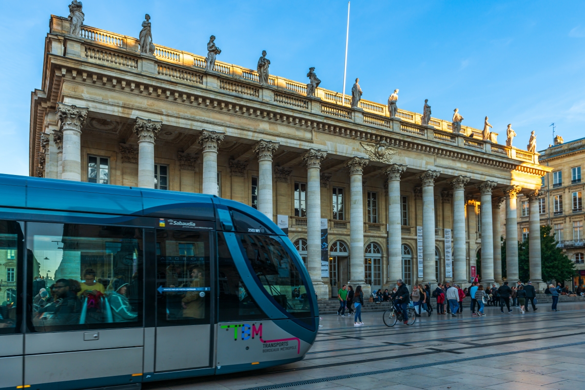 le tramway bordelais passant devant un monument