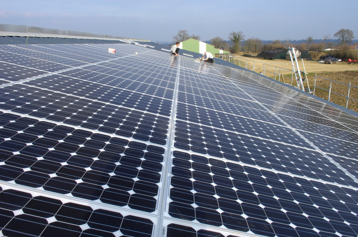 Bordeaux s'engage pour la production d'énergie solaire un champs de panneaux solaires
