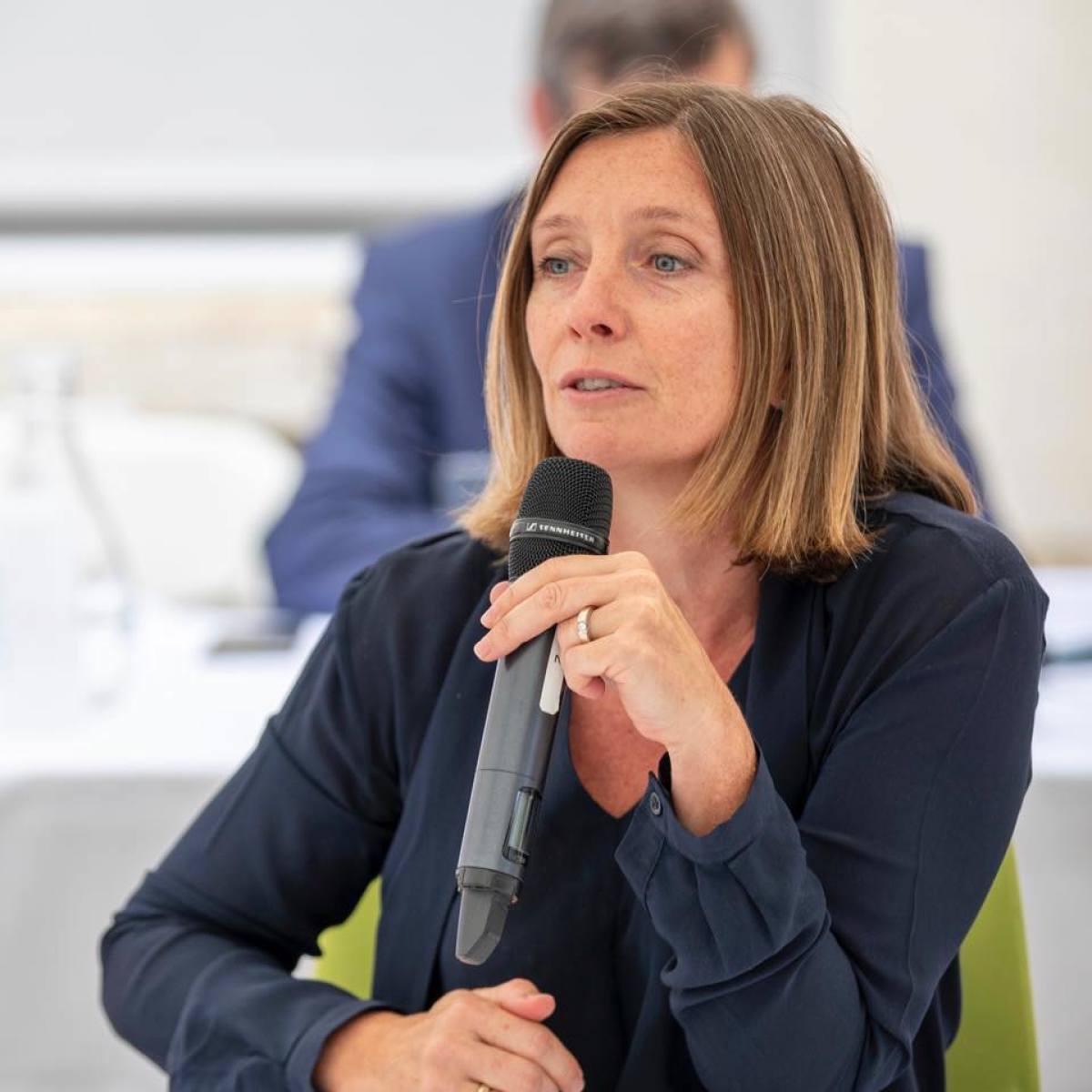 Christine Bost est récemment devenue la nouvelle présidente de Bordeaux Métropole Christine Bost — Christine Bost tenant un micro dans le cadre d’une assemblée publique
