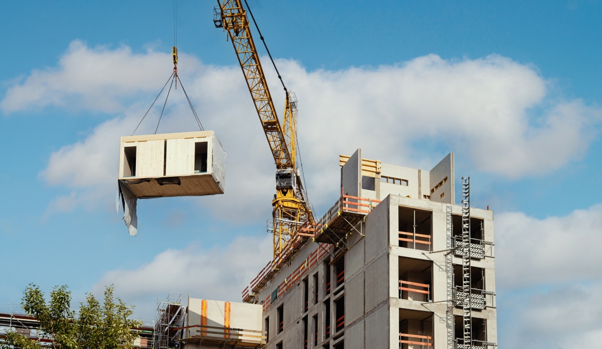 Bordeaux prône la surélévation plutôt que l’étalement urbain Module en suspension sur un chantier