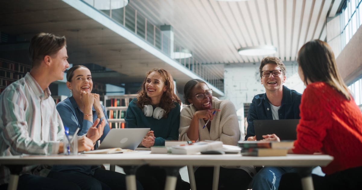 des étudiants souriants travailles en groupe à un projet