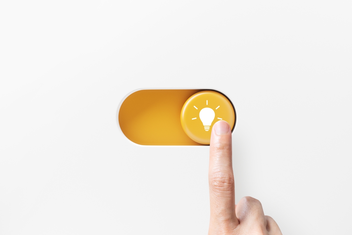 tranferer un ptz est possible pour un nouvel achat immobilier. un doigt actionne un bouton avec une ampoule symbole d’idée
