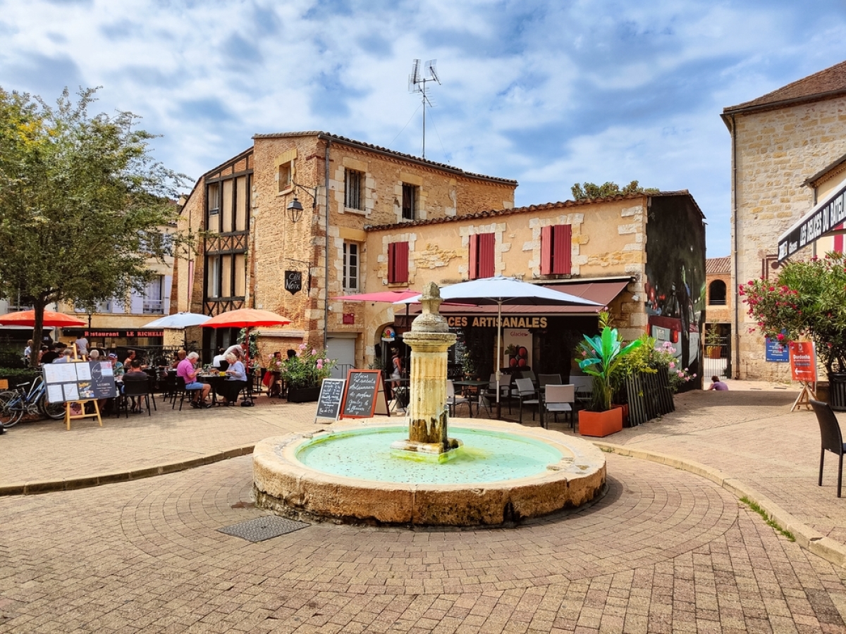 Bergerac est une commune idéale pour investir en Denormandie investir à Bergerac – une place dans le centre de Bergerac
