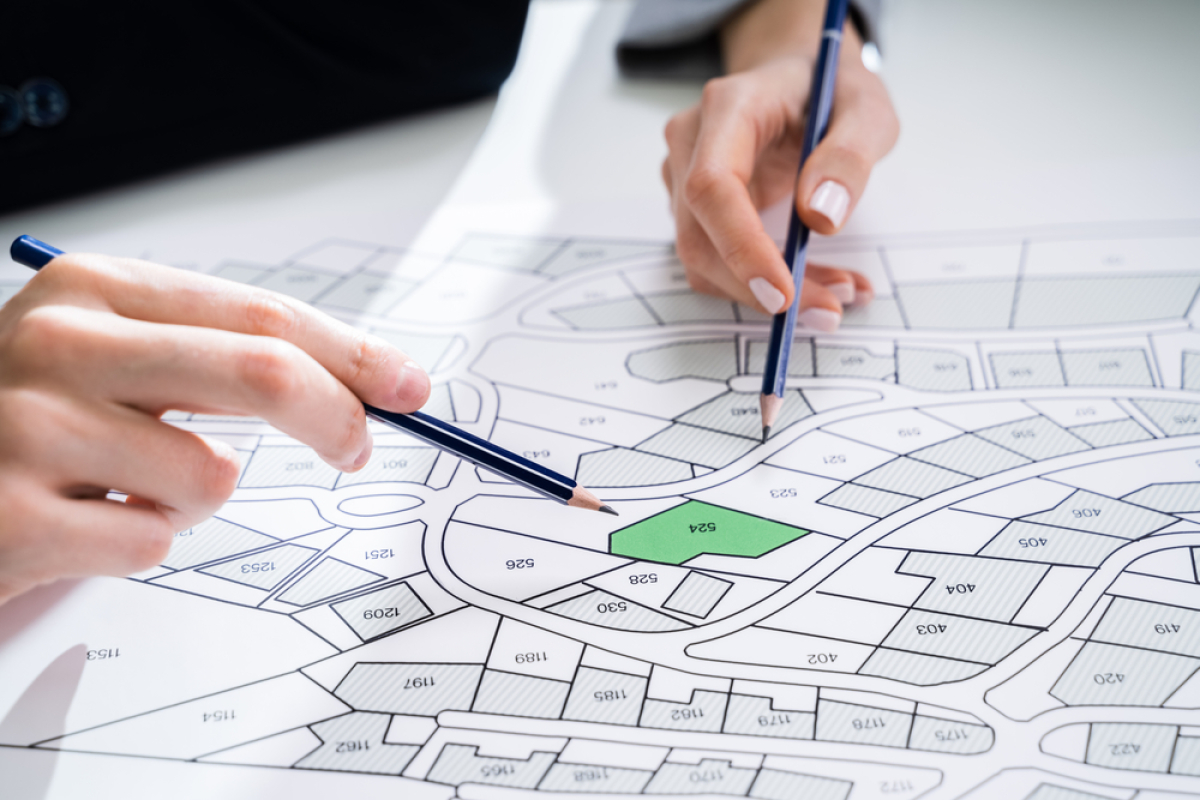 Des personnes travaillent sur un plan d'urbanisme