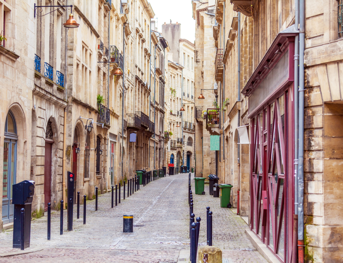 rue de centre-ville historique à Bordeaux