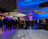 David Azoulay au centre des équipes de l'entreprise lors de la soirée de gala des 10 ans d'Immo9 David Azoulay et les équipes Immo9