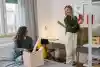 deux filles discutent dans un studio étudiant
