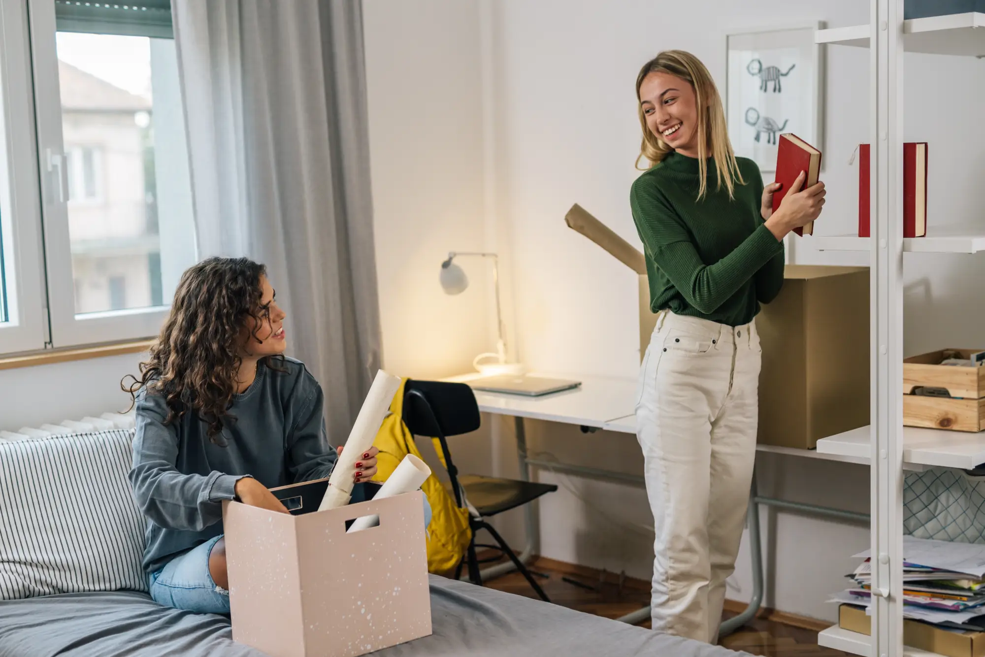 deux filles discutent dans un studio étudiant