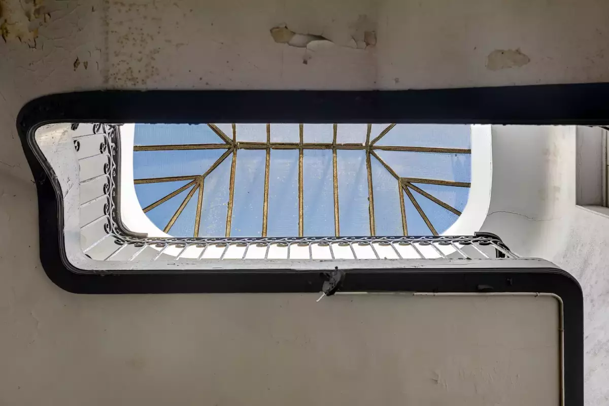 une verrière au dessus de l escalier principal
